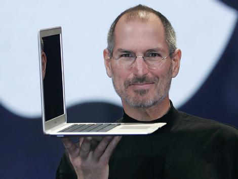 Steve Jobs prezentuje Macbooka Air