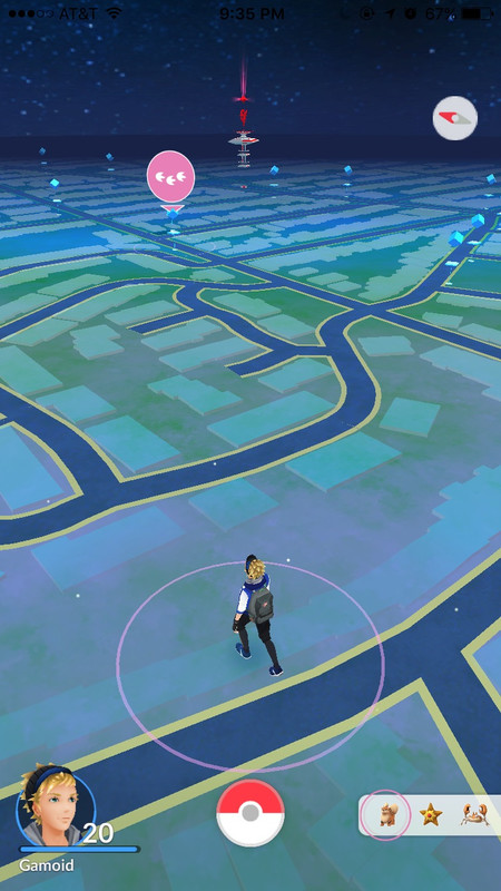 Nowy widok Nearby w Pokemon GO ze śladami pokemonów (screen)