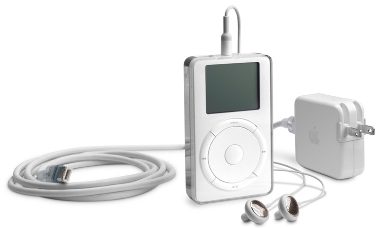 Pierwszy oryginalny iPod firmy Apple z 2001 roku (z ładowarką i słuchawkami)