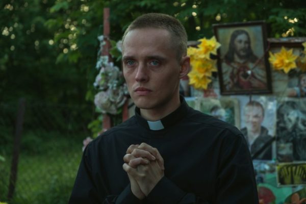 Na zdjęciu Bartosz Bielenia – kadr z filmu „Boże Ciało” Jana Komasy