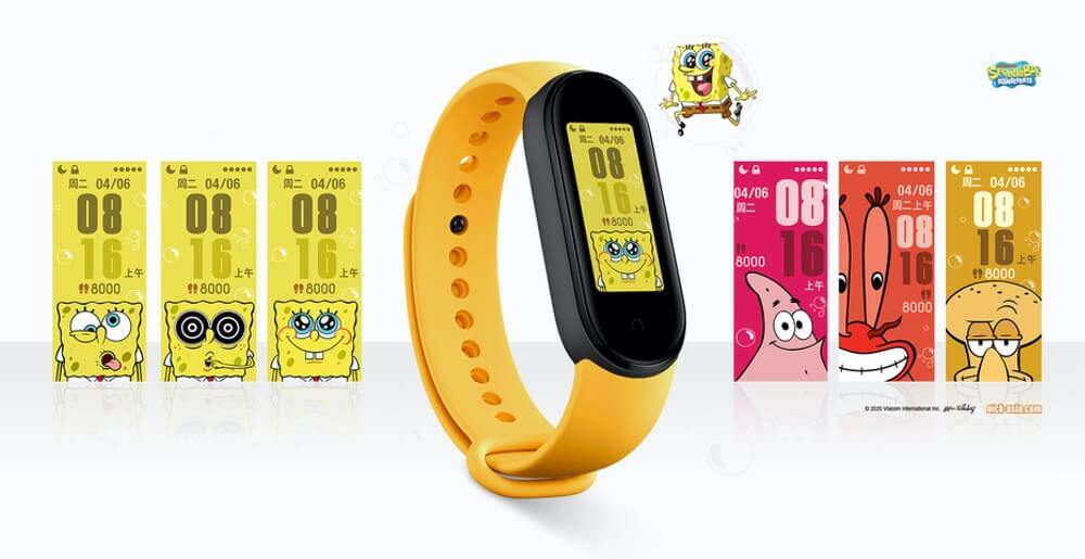 Xiaomi Mi Band 5 z żółtym paskiem i tarczą z bohaterami seriali anime