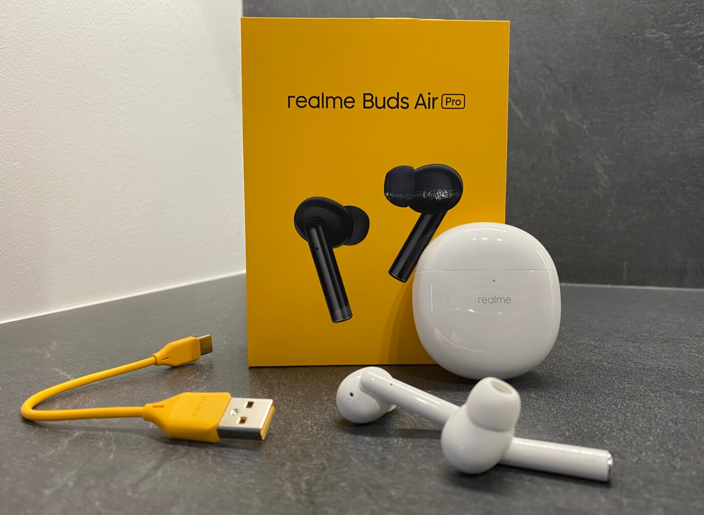 realme Buds Air Pro: słuchawki, opakowanie, kabel, etui